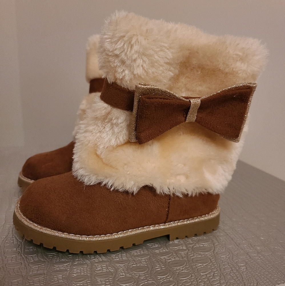 Olive And Edie Bow Fur Boots! Size 7